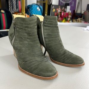 PRE OWNED Paul Green Malibu Sliced Double Zip Ankle Boots in Green
